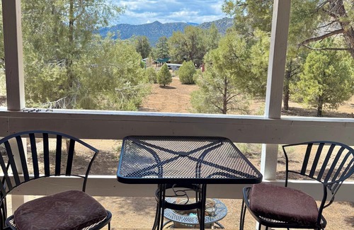 Inyokern Cabin | Cozy Bluebird Mountain Cabin by River & Trails - 2BDR and Cozy Perch Loft