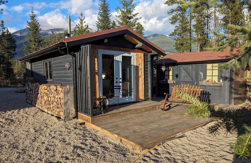 Tete Jaune Cache Cabin | Rustic Mountain Getaway, cozy, couples, mountain views, Mount Robson and Jasper.