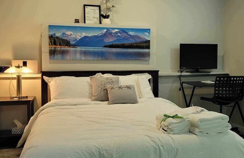 Port Coquitlam Bed & Breakfast | Charming 2-bedroom bed & breakfast in Port Coquitlam with AC, WiFi