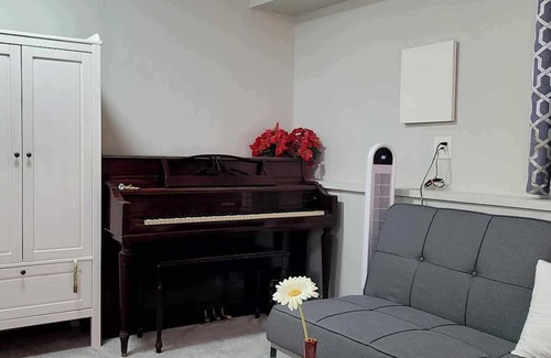 Port Coquitlam Bed & Breakfast | Charming 2-bedroom bed & breakfast in Port Coquitlam with AC, WiFi