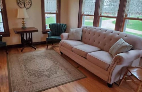 Arena Cottage | Sugarland Farmhouse - Charming 2-bedroom on 10 acre farm + class 2 trout stream