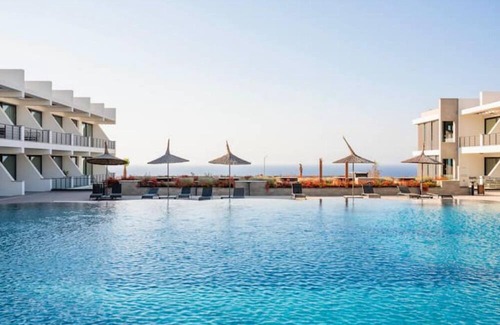 Bahceli Apartment | Beautiful studio: Relaxation by the pool under palm trees
