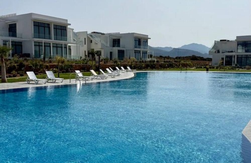 Bahceli Apartment | Modern penthouse in green resort: pool + gym