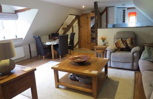 Horringer Apartment | Charming 1-bedroom Cart Lodge in Horringer close to Bury St Edmunds