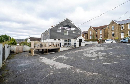 Margam Apartment | En-Suite Single Room, Microwave & Fridge, Parking