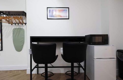 Margam Apartment | Parking, En-Suite Double Room, Kitchen