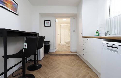 Margam Apartment | Parking, En-Suite Double Room, Kitchen