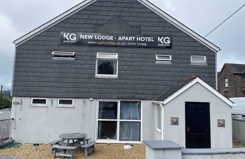 Margam Apartment | En-Suite Double Room, Microwave & Fridge, Parking