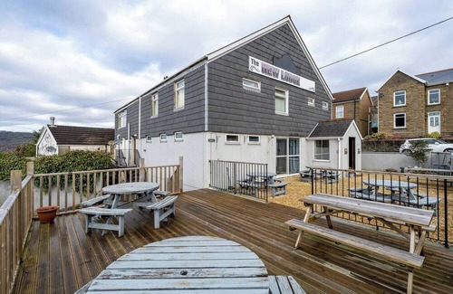 Margam Apartment | En-Suite Double Room, Microwave & Fridge, Parking