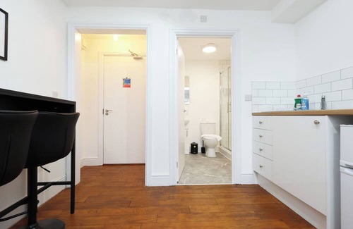 Margam Apartment | Parking, En-Suite Double Room, Kitchen