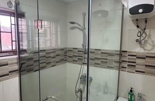 Ofin Apartment | Chic and Spacious: Modern 4-Bedroom Flat with a Sleek Black Twist
