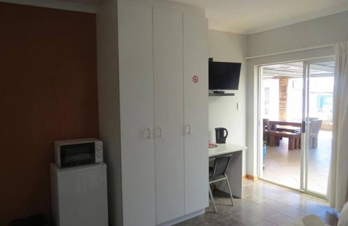 Fichardt Park Apartment | Orchard Guesthouse Double Room with Pool View 2