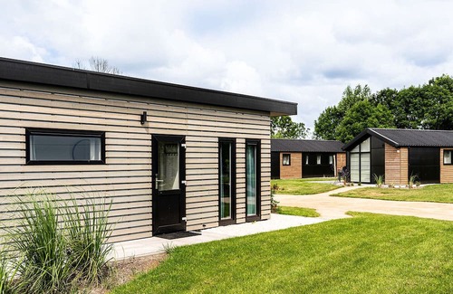 Vleteren Ski Chalet | Modern Lakeside Chalet, 2BR , Garden Views , Peaceful Escape