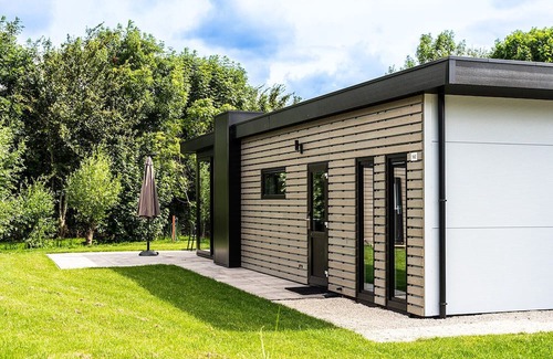 Vleteren Ski Chalet | Modern Lakeside Chalet, 2BR , Garden Views , Peaceful Escape