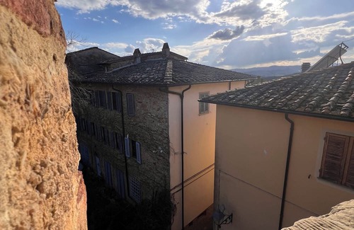 Pieve a Presciano Apartment | Penthouse with large windows and frescoes in hamlet with pool use