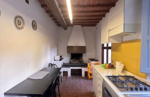 Pieve a Presciano Apartment | Apartment in hamlet with three large rooms and pool use