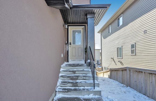 Calgary House | Cozy house situated about 13 mins to the Airport, few minutes to many amenities.