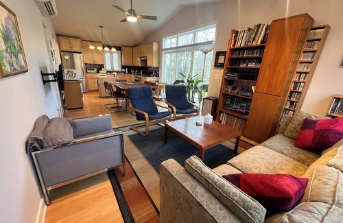 Hadley House | Charming 3-bedroom 2-bathroom house with AC, WiFi in beautiful Amherst, MA
