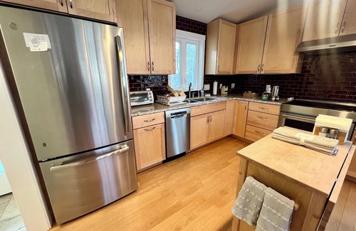 Hadley House | Charming 3-bedroom 2-bathroom house with AC, WiFi in beautiful Amherst, MA
