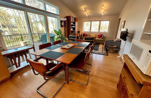 Hadley House | Charming 3-bedroom 2-bathroom house with AC, WiFi in beautiful Amherst, MA