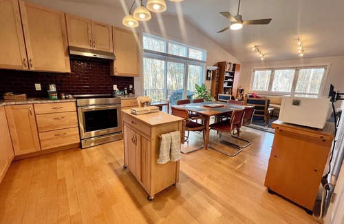 Hadley House | Charming 3-bedroom 2-bathroom house with AC, WiFi in beautiful Amherst, MA
