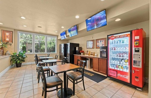 Reno/Tahoe Airport Apartment | Stylish 1BR Retreat | Gym, Pool, Fast Wi-Fi, Free Parking
