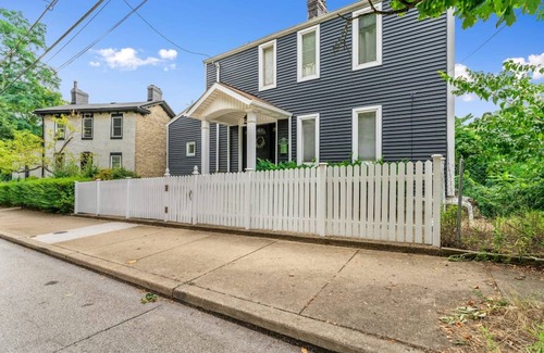 Mexican War Streets House | Charming 1-bedroom house with amazing view - Pittsburgh skyline