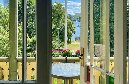 Huvudsta Apartment | Historisk lägenhet nära stan vid vattnet