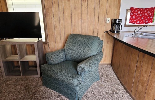 Stinnett House | Charming 2-bedroom mobile home with WiFi, AC in welcoming Stinnett