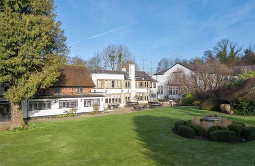 Box Hill Apartment | Sunday BoxHill Burford Bridge Hotel Standrd Double