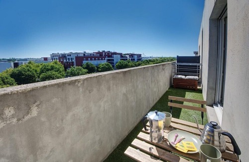 Costieres Apartment | The Palm Room ~ Cooling ~ Balcony ~ Parking