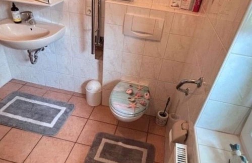 Detern House | Spacious ground floor apartment in a quiet residential area with a beautiful garden.