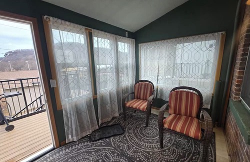 Lansing Apartment | Apartment with WiFi above laundromat in Main Street in Lansing