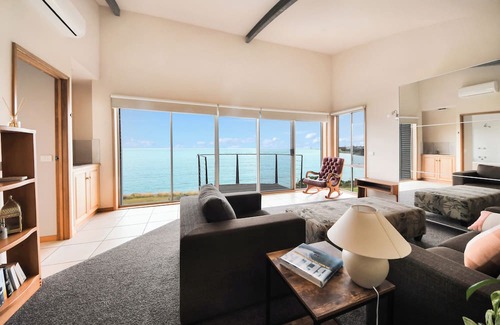Portland Apartment | Soak up the seaside breeze and enjoy uninterrupted sea views!