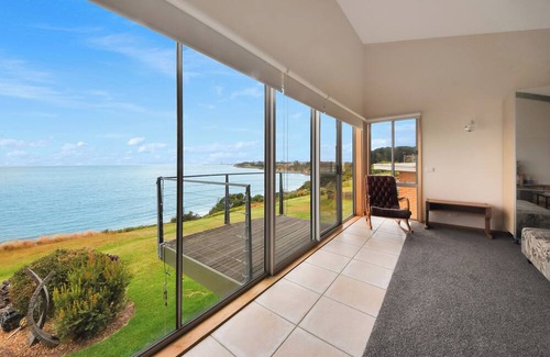 Portland Apartment | Soak up the seaside breeze and enjoy uninterrupted sea views!
