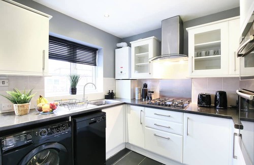 Lower Edmonton House | Discount on long term stays - good for contractors or home relocators