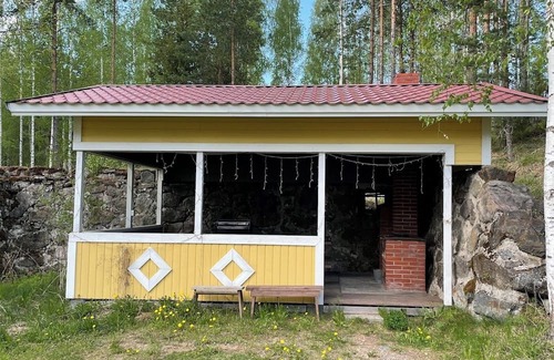 Parikkala Villa | Villa Niemelä ulkoporeammeella Parikkalassa. Perheet ja lemmikit tervetulleita!