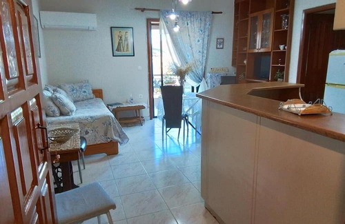 Galatas Apartment | Cosy coastal flat near Poros – 5 mins drive to the beach! Perfect for families