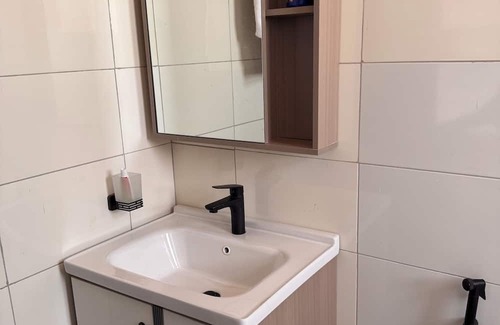 Kampala Apartment | Cozy 1-bedroom Studio apartment in charming Kampala with WiFi, AC and Netflix