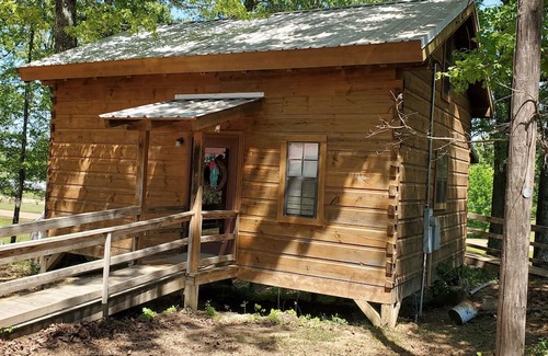 Winona Cabin | Charming 1-bedroom cabin in Winona. Close 50 minutes to Starkville for games.