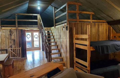 Winona House | Charming 3-bedroom barn in quaint Winona with AC