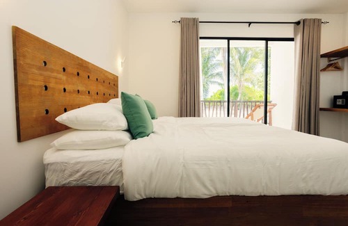 Dhigurah Bed & Breakfast | Sea view room with balcony