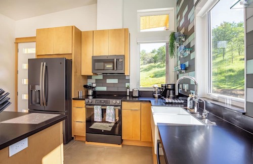 Three Rivers House | Happy Heart House: Elegant 2-bedroom house with stunning views close to the park