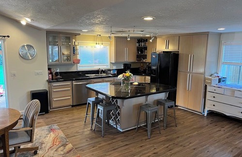 West Salem House | Spacious 4BR home w/hot tub near Salem wineries & family fun!