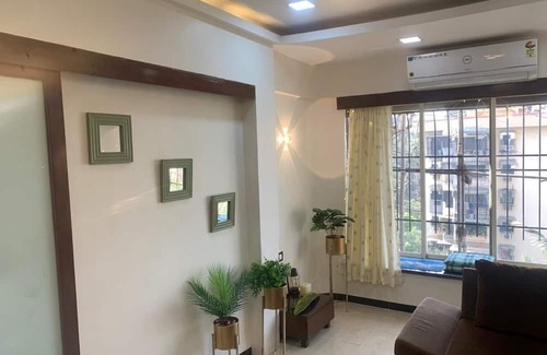 Andheri West Apartment | Cozy Top-Floor Apartment with Sea Breeze