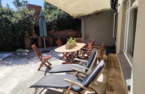 Cannon Rocks House | Tranquil 3-bedroom house with WiFi in Boknes Strand in the bush