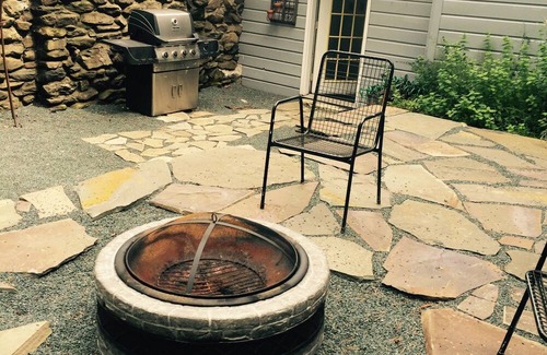 Petersburgh Apartment | Charming Red Tower, Loft ambiance, Mountain views, AC, WiFi, Berkshires NY