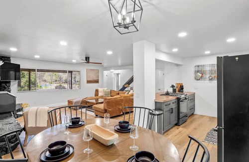 Oakhurst House | 2 Units! 9 Bed/5 Bath, 2 Hot Tubs, 2 Game Rooms! Main House + Barn!