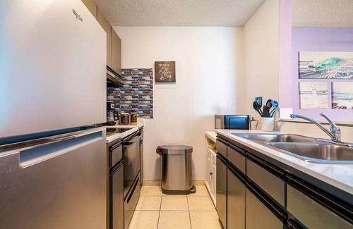 La Pared Apartment | Captain’s Beachfront Pool and Parking
