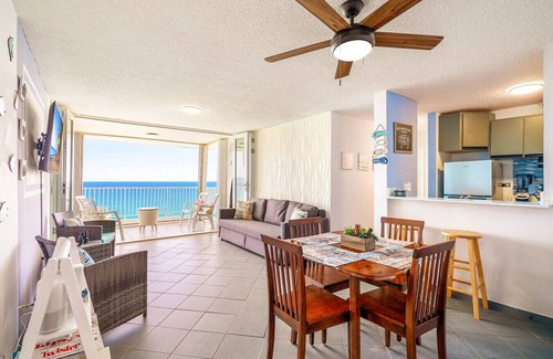 La Pared Apartment | Captain’s Beachfront Pool and Parking